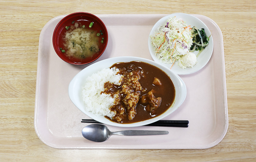カレーライス<br /> ボリューム満点。スープ・サラダ付きです