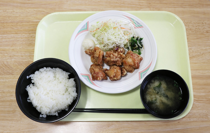 唐揚げ定食<br />大きくてジューシー。人気の常設メニュー