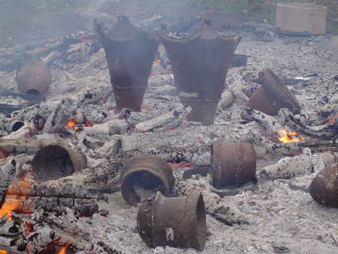市川考古博物館にて，本物の縄文土器がお手本に土器を焼きました！