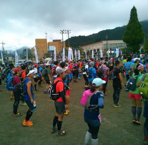 ハセツネ本戦は地元の五日市小学校のグランドからスタート 2500人以上が集う！これから夜を徹して臨む。