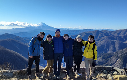 週末や長期休みを利用して、登山も随時行っています。 稜線からの景色は、格別です！ 